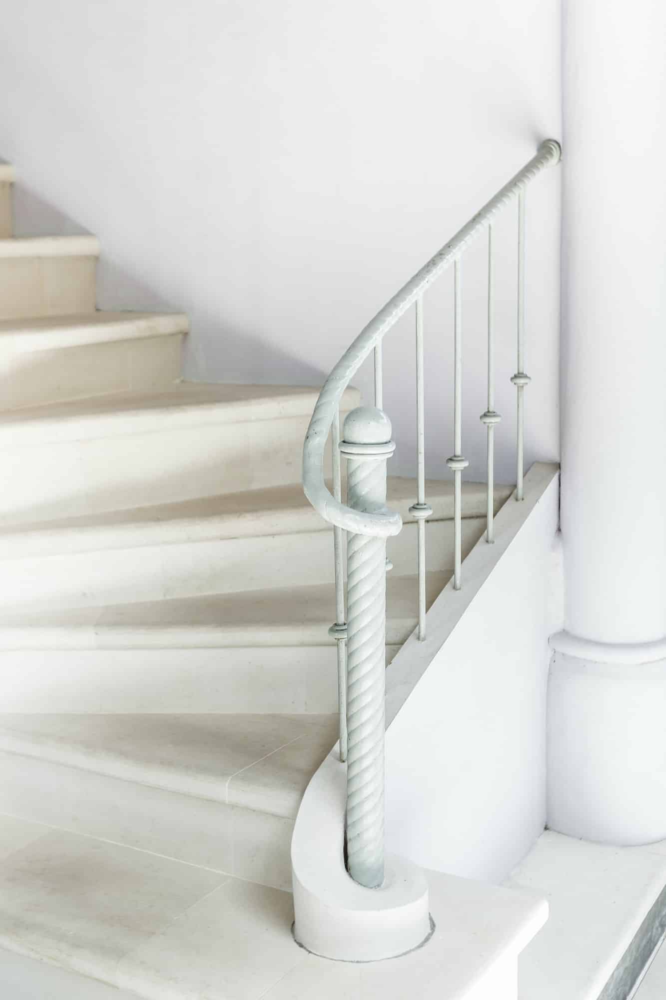 Comment optimiser la sécurité de votre maison avec un garde-corps sur mesure ?