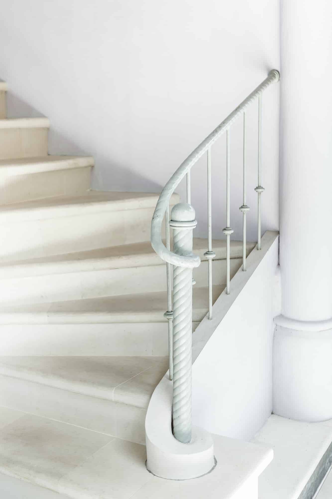 Pourquoi investir dans une rambarde d’escalier sur mesure pour votre maison ?